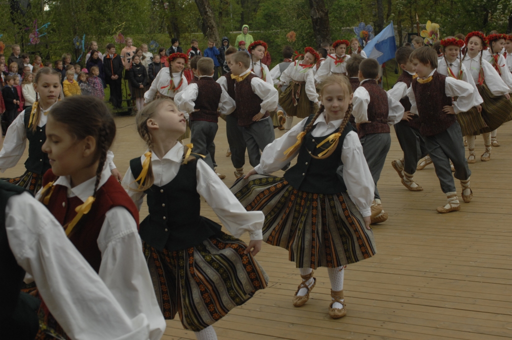 Uz Skaistkalnes estrādes skatuves uzstājas 1. – 4. klašu deju kolektīvi. 
Autors: Ivars Bogdanovs