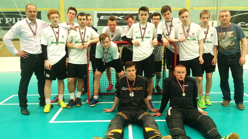 «Bauskas BJSS» komanda izcīna sudraba medaļas Latvijas Jaunatnes U18 florbola čempionātā 2014./2015. gada sezonā.
Autors: no personiskā albuma.