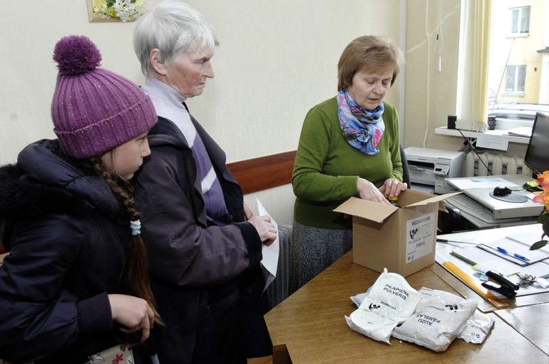 Daina Caune (no labās) izsniedz pārtikas pakas Raisai Kovaļkovai.
Autors: Ivars Bogdanovs
