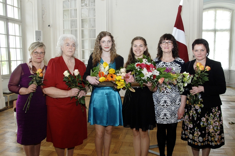 Konkursa «Gada skolēns» titula ieguvējas Bauskas Valsts ģimnāzijas audzēknes Linda Kupča (trešā no kreisās) un Liene Bokmane, meiteņu audzinātājas Ināra Graudiņa (pirmā no kreisās) un Aija Bildjuga (pirmā no labās). Kopā ar viņām tuvinieki – Lindas vecāmāte Vilma Narbute (otrā no kreisās) un Lienes mamma Ināra Bokmane.
Autors: Ivars Bogdanovs