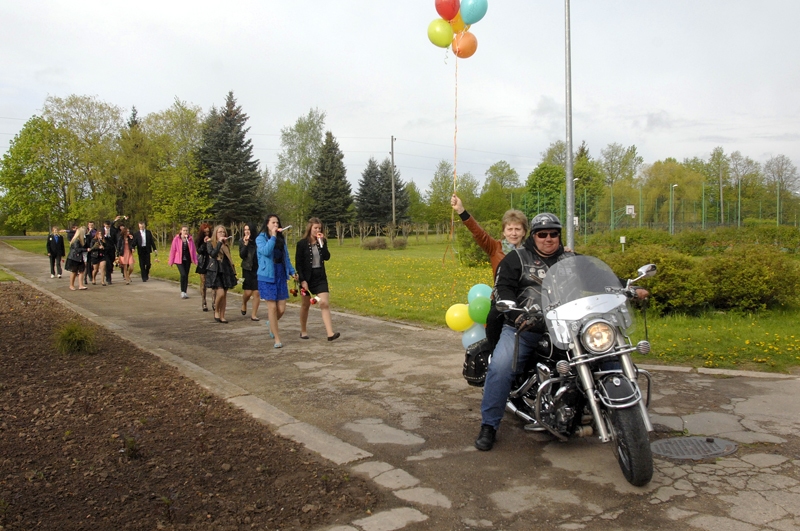 Skolotāju Annu Vasiļevsku pārsteidza devītklasnieku sarūpētais transportlīdzeklis – jaudīgais motocikls.  
Autors: Ivars Bogdanovs