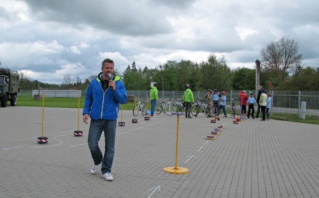 Velosipēdistu sacensību «Jauno satiksmes dalībnieku forums 2015» dalībniekus Bauskā uzrunā pasākuma vadītājs Gatis Dzeguze. 