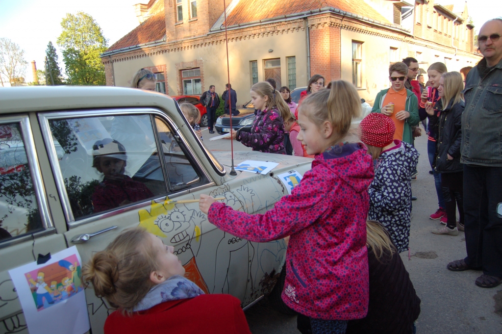 Moskviču apgleznošana bija Iecavas Muzeju nakts jaunā radošā izklaide.
Autors: Gita Kravala