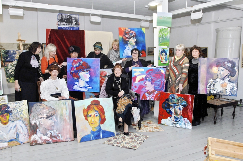 Mākslas galerijas «Meistars Gothards» gleznošanas studijas dalībnieki uz audekla interpretēja Aspaziju 20. gadsimta sākumam raksturīgajā manierē – fovismā. 
Autors: Ivars Bogdanovs