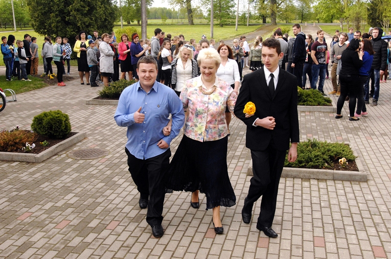 12. klases skolēni ar klases audzinātāju Dainu Bergmani Pēdējā zvana sarīkojumā. 
Autors: Ivars Bogdanovs