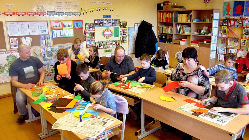 Vecāki piedalījās pēcstundu radošajā nodarbībā. 
Autors:  no klases albuma