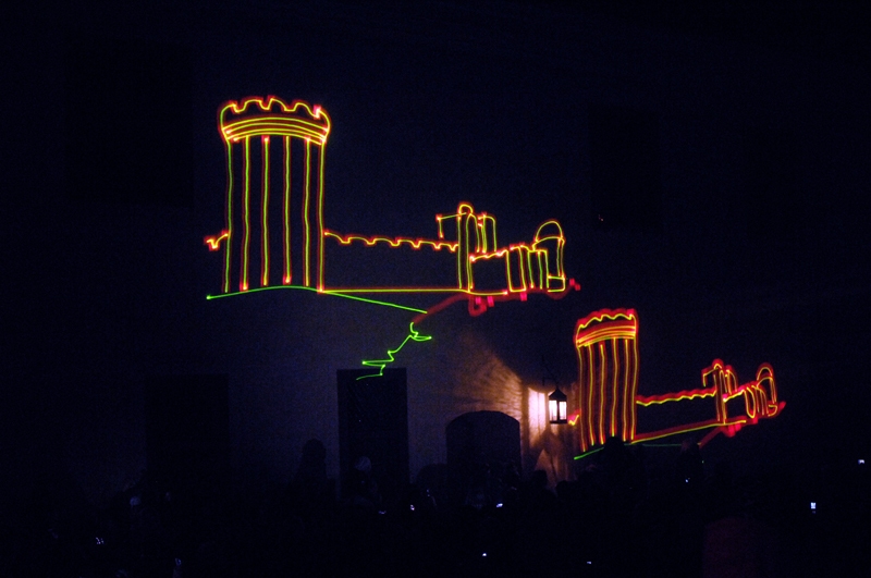 Bauskas pilī vislielāko skatītāju ievērību izpelnījās Pecolli lāzerstaru poēzija. Brīnumaini gaismās uzplauka viduslaiki – bruņinieki un pilis. Parādījās pat pūķi, kuri spļāva uguni.
Autors: Ivars Bogdanovs