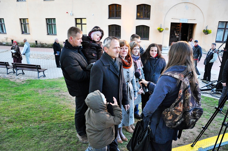 Mārtiņš Mediņš (no kreisās) televīzijas žurnālistei atzina, ka kuplo dzimtu kopā satur un vieno trīs vērtības – pacietība, uzupurēšanās un kompromisa māksla.
Autors: Žanna Zālīte
