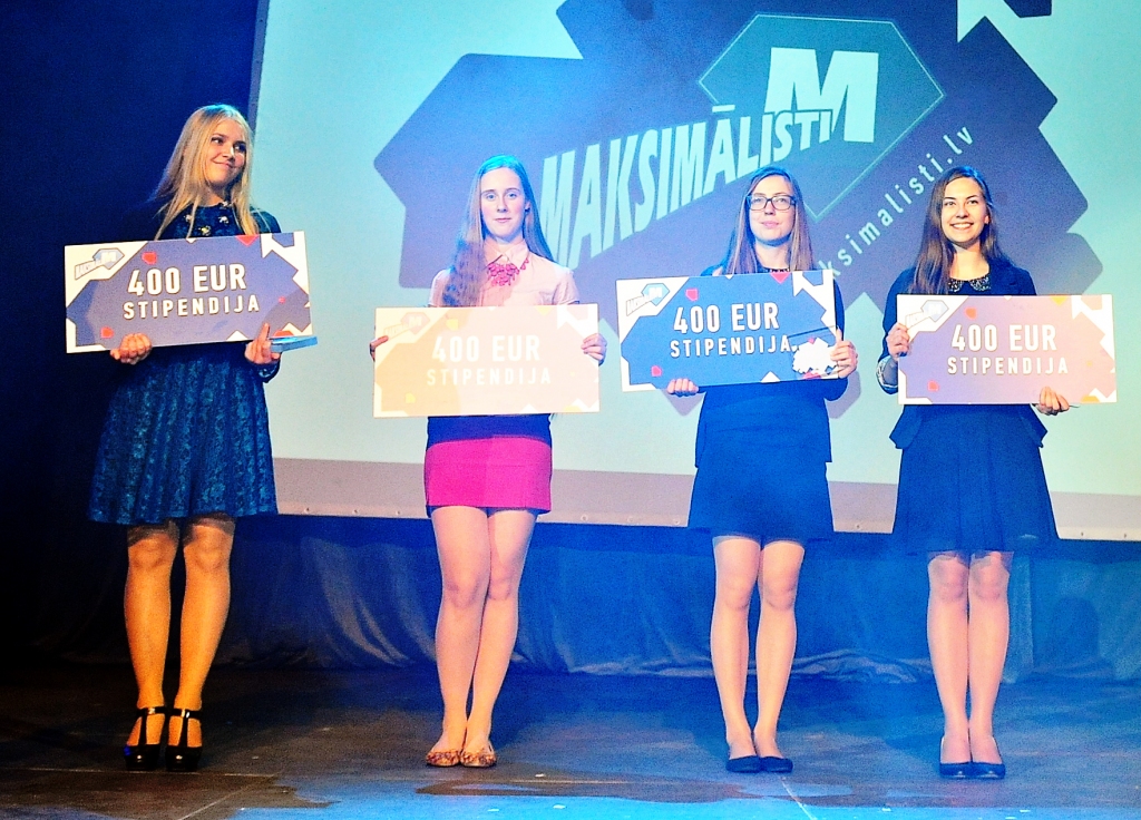 Konkursa «Latvijas Maksimālisti» humanitāro zinātņu kategorijas uzvarētājas Elza Sējēja (no kreisās) un Liene Bokmane (no labās). 
Autors: publicitātes foto