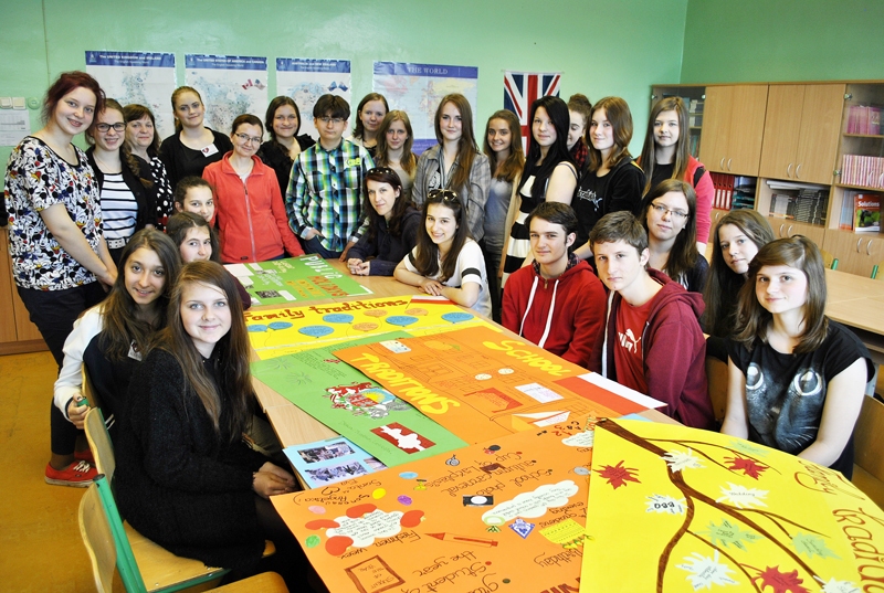 Pilsrundāles vidusskolas un Sv. Jāņa Pāvila II ģimnāzijas skolēni izveidoja kalendāru, akcentējot kopīgās un atšķirīgās lietas par abu kultūru gadskārtu un valsts svētkiem, tradīcijām ģimenē un skolā.
Autors: Zane Gorškova