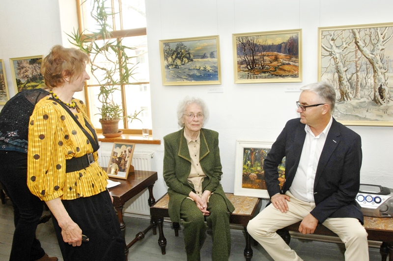 Ekspozīcijas atvēršanā – izstādes rīkošanas iniciatore Aina Pika (no kreisās), mākslinieka pazinēja Rita Čekstere un T. Karašas skolnieks uzņēmējs Aļģirts Mašals.
Autors:  Ivars Bogdanovs