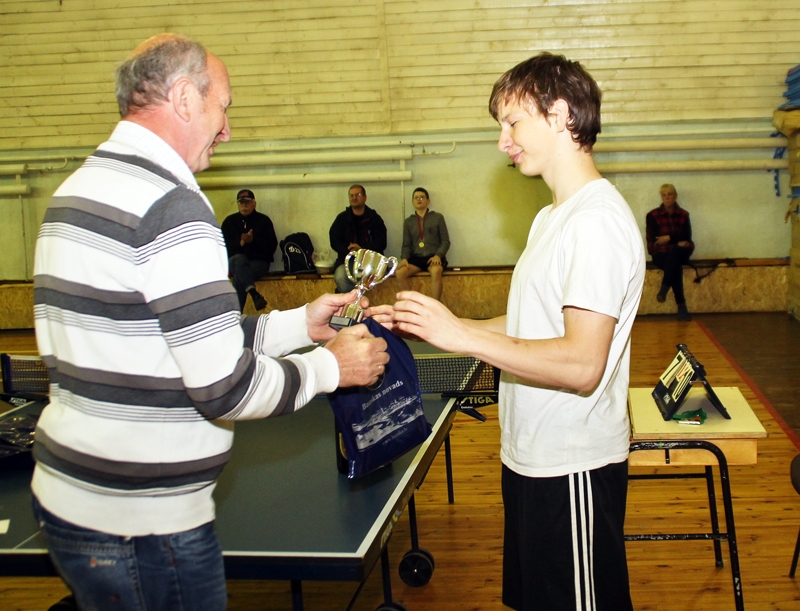 Modris Indriksons (no kreisās) apbalvo Māri Eņģeli. 
Autors: Uldis Varnevičs