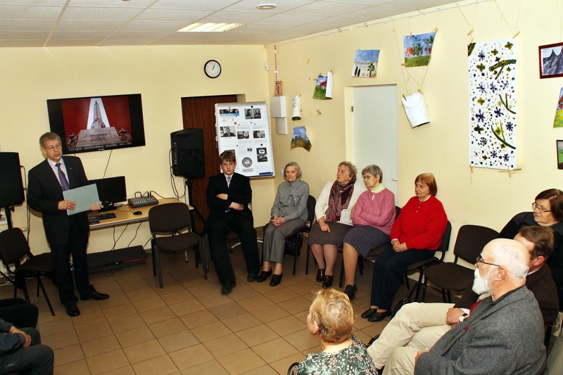 Tikšanās laikā Jānis Rožkalns (no kreisās) un Lidija Doroņina-Lasmane (trešā no kreisās) klausītājiem atsauca atmiņā padomju laika notikumus.
Autors: Uldis Varnevičs