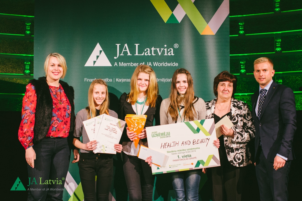 Bauskas novada Īslīces vidusskolas mācību uzņēmums «Health and Beauty» otrdien, 19. maijā, ieguvis pirmo vietu skolēnu firmu valsts konkursa finālā.
Autors: Publicitātes foto.