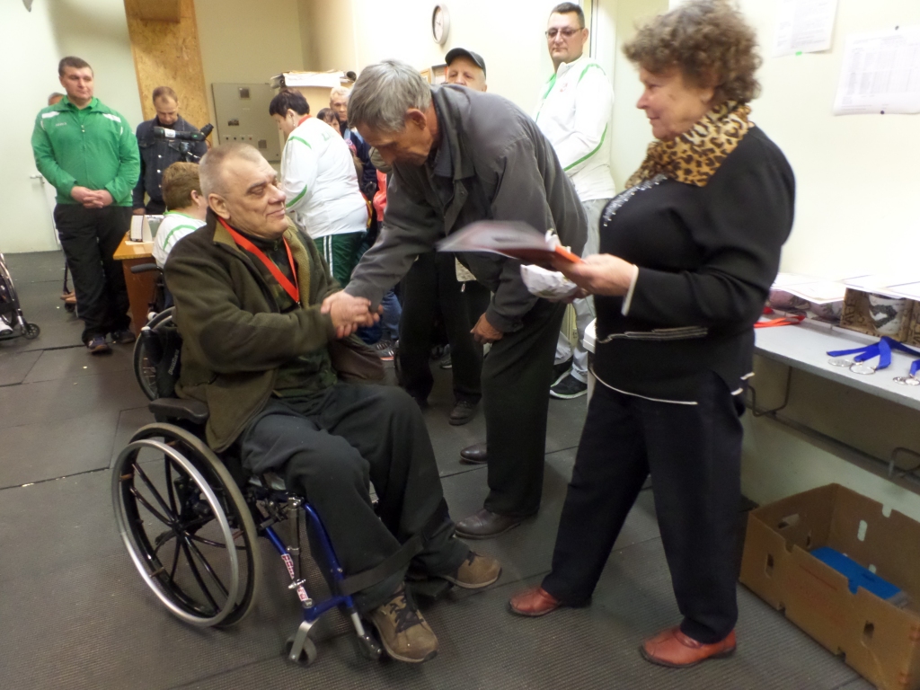 Laimoni Rigastu (ratiņkrēslā) sveic kā Latvijas čempionu. 
Autors: No albuma.