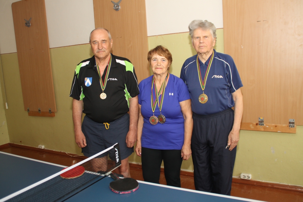 Valērijs Bobrovņikovs (no kreisās), Ilze Cielava un Aivars Kamols ar izcīnītajām godalgām. 
Autors: Uldis Varnevičs