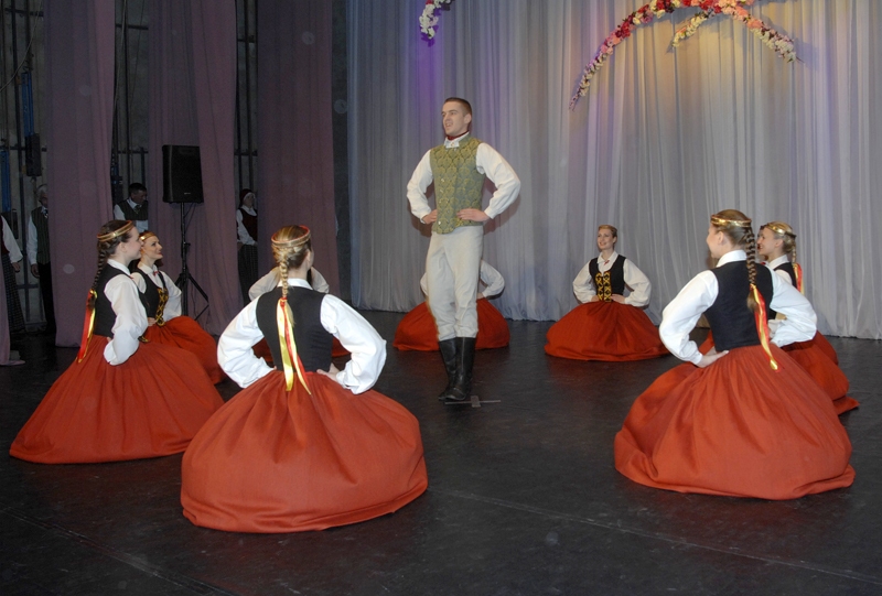 Tautas deju kolektīva «Jandāls» izpildītā deja «Man deviņi bāleliņi» šī gada skatē izpelnījās publikas un žūrijas aplausus. Solo izpilda Roberts Briedis. 