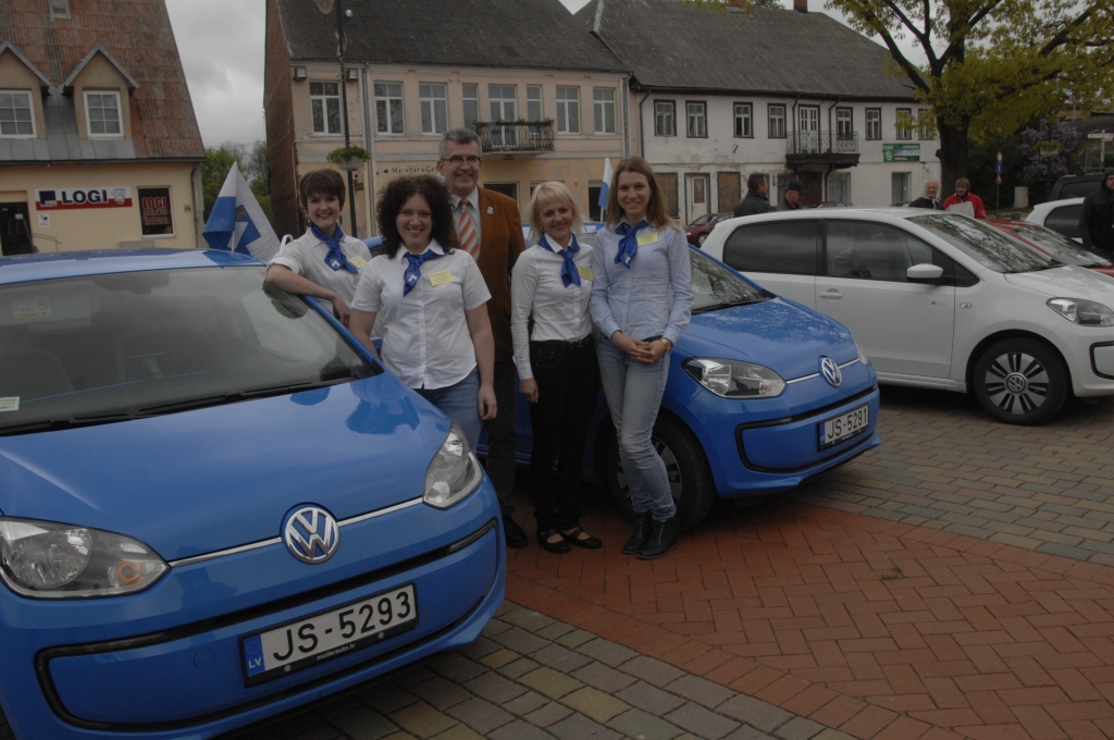Elektromobiļu maratonā «Izbaudi Zemgali nesteidzoties!» ar diviem pašvaldības spēkratiem «VW e-up!» piedalījās Bauskas novada domes speciālistes Guna Purene (no kreisās), Ieva Šomina, Jolanta Lauva un Laine Baha. 
Autors: Ivars Bogdanovs