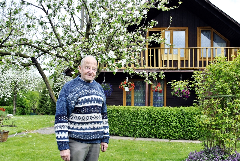 Valdis Lazdāns dienas pavada vasarnīcā, kur dārzā un vides sakopšanā darbu nekad netrūkst.
Autors: Māris Krūmiņš