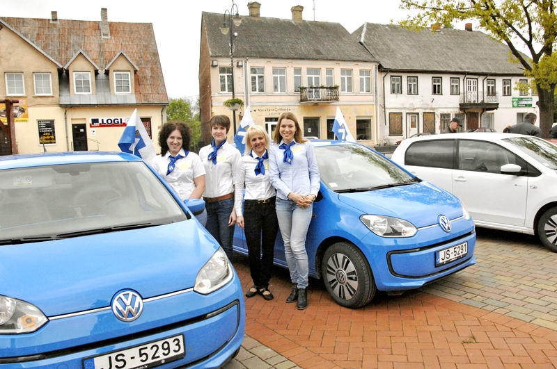 Elektromobiļu maratonā «Izbaudi Zemgali nesteidzoties!» ar diviem pašvaldības spēkratiem «VW e-up!» piedalījās Bauskas novada domes speciālistes Guna Purene (no kreisās), Ieva Šomina, Jolanta Lauva un Laine Baha.
Autors: Ivars Bogdanovs