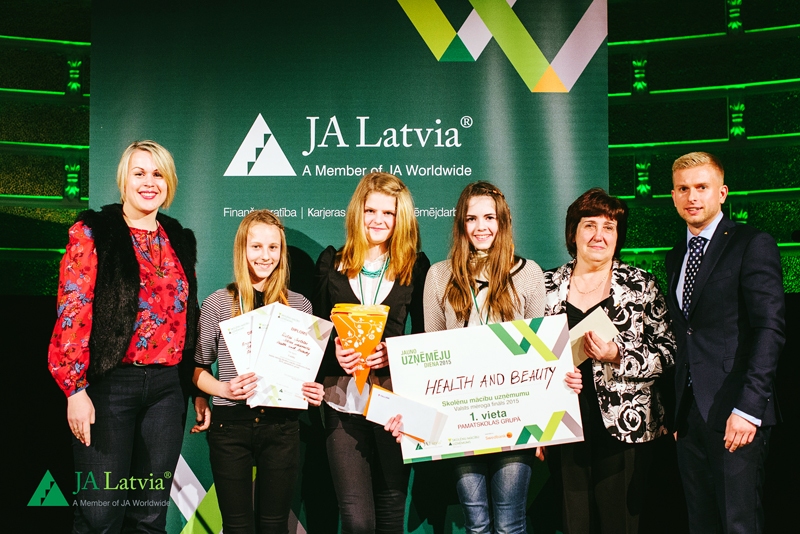 Bauskas novada Īslīces vidusskolas mācību uzņēmums «Health and Beauty» otrdien, 19. maijā, ieguvis pirmo vietu skolēnu firmu valsts konkursa finālā. 
Autors: publicitātes foto