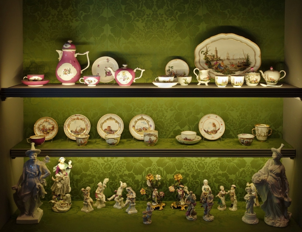 Porcelāna kabinetā vitrīnās rādīts Eiropas porcelāna 