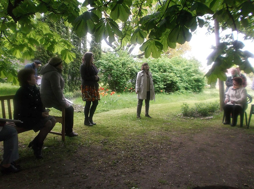 Anna Žīgure sirsnīgi uzņēmuma Bauskas un Iecavas novada dzejas cienītājus.
Autors: no Bauskas bērnu bibliotēkas albuma