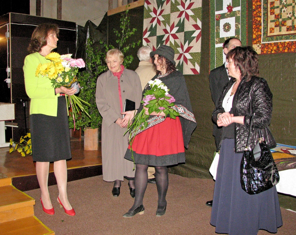 Vasarsvētku festivālā Iecavas evaņģēliski luteriskajā baznīcā atklāta Valentīnas Veļķeres (no kreisās) tekstilmozaīku izstāde. Māksliniece šajā reizē uzklausīja atzinīgus vārdus no kolēģes, gleznotājas Kristīnes Selanes (centrā), arī Iecavas vidusskolas direktores Agras zaķes (no labās). 
Autors: Vilnis Auzāns