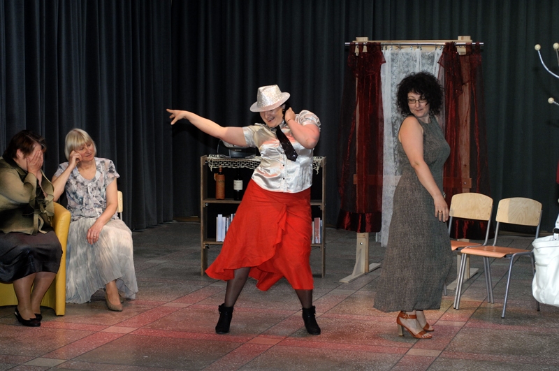 Uzvaras amatierteātra iestudējumā «Dāvana tantei» jubilāres gaidīšanā izrādās viņas draudzenes, ko atveido Rozālija Lapsa (no kreisās), Rita Detlava, Iluta Puķīte un Broņa Žukovska.
Autors: Ivars Bogdanovs