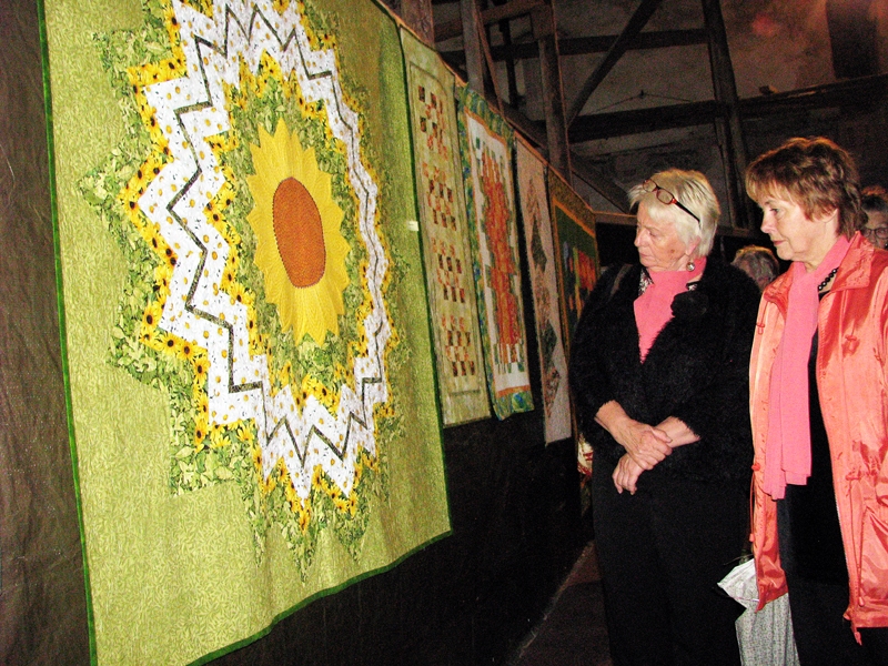 Vietējās tekstilmākslinieces Valentīnas Veļķeres darbi izstādīti Iecavas baznīcas neatjaunotajā daļā.
Autors: Vilnis Auzāns