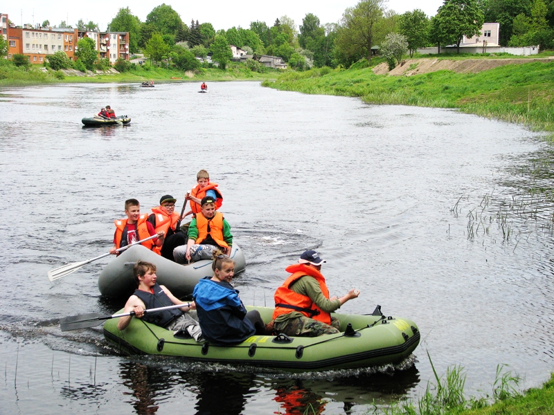 Pēc divu dienu brauciena Bauskas un Skaistkalnes jaunsargi sasnieguši mērķi un gatavojas izkāpt Mēmeles krastā Bauskā. 
Autors: Vilnis Auzāns