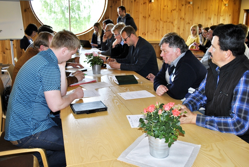 Mūsu novadu saimnieki Arnolds Jātnieks (no labās), Ilmārs Pētersons un Mārtiņš Pētersons (no kreisās) piedalījās Zemnieku saeimas padomes sēdē «Rožmalās».
Autors: Antra Ērgle