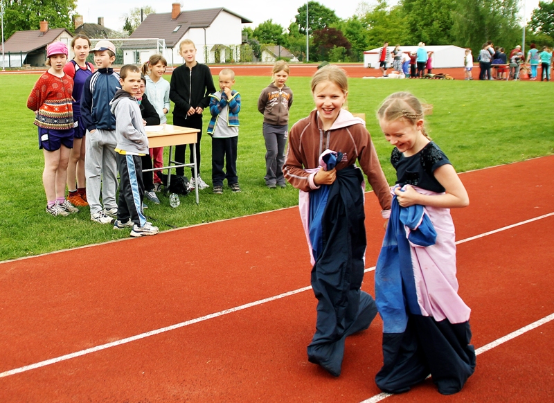 Finišēt lēkšanā ar maisu varēja dažādi. 
Autors: Uldis Varnevičs