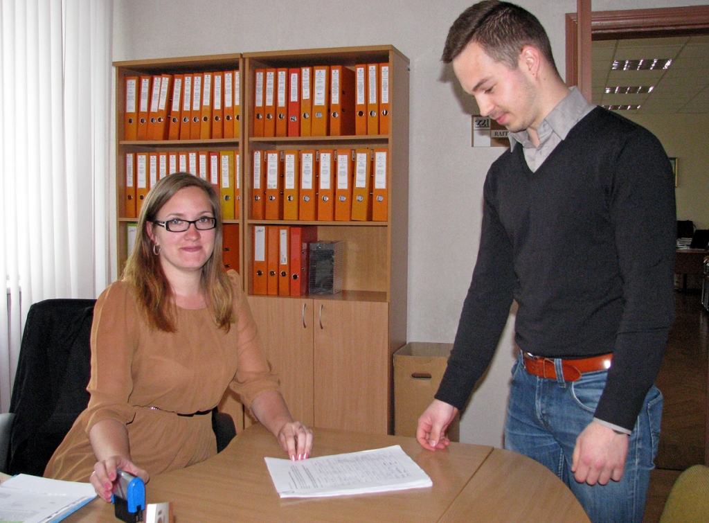 Baušķenieks Artūrs Toms Plešs Bauskas novada domes lietvedei Lienei Leveikai iesniedz 401 iedzīvotāja parakstītu dokumentu, kurā atbalstīta «Rail Baltica» stacijas būve Bauskā.
Autors: Vilnis Auzāns