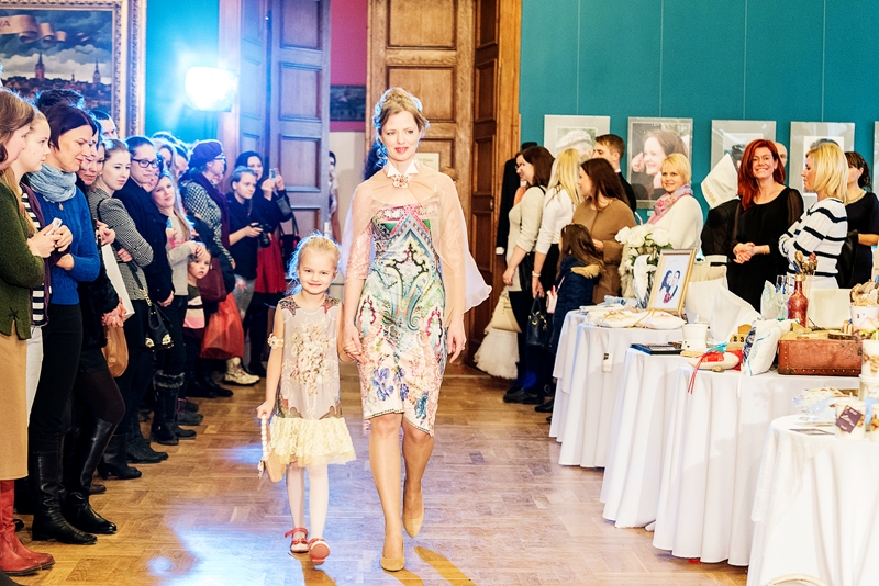 Ginta Zaumane ar meitu Kati pašas ir arī modeles, šeit – «Baltic Wedding» skatē šogad Jelgavā.
Autors: no personiskā albuma.