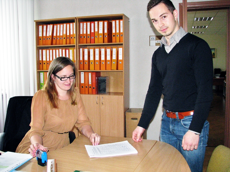 Baušķenieks Artūrs Toms Plešs Bauskas novada domes lietvedei Lienei Leveikai iesniedz 401 iedzīvotāja parakstītu dokumentu, kurā atbalstīta «Rail Baltica» stacijas būve Bauskā.
Autors: Vilnis Auzāns