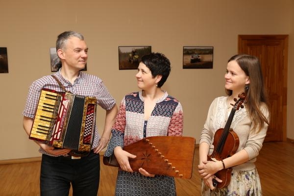 «Tarkšķu trio» – Laura Arāja (no labās), Kristīne un Sandis Kareļi – Brazīlijas latviešiem mācīs dančus.
Autors: No albuma.