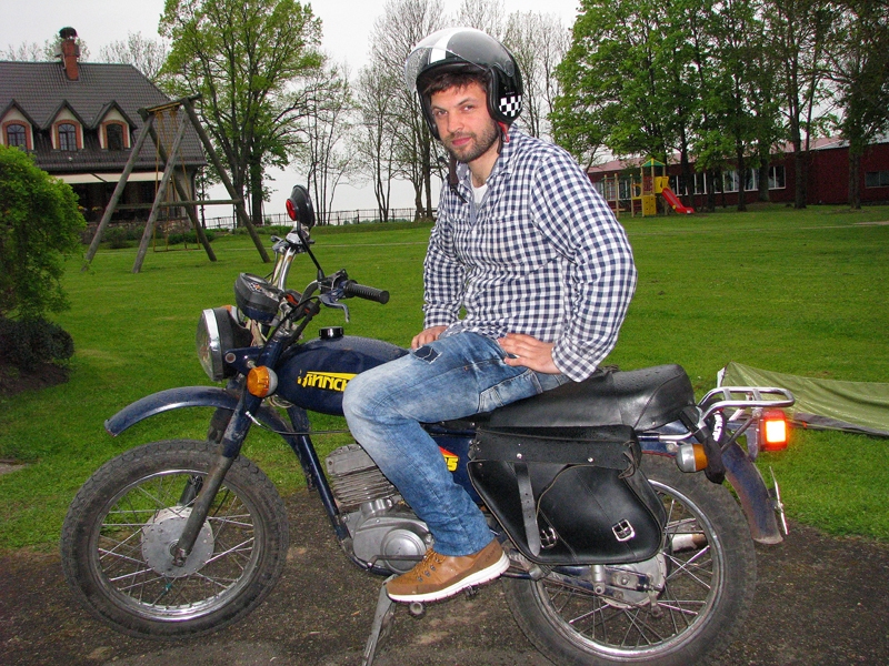 Mārcis Pļaviņš divas dienas pirms starta atpūtas kompleksā «Miķelis» saviem draugiem bija sarīkojis «Atā ballīti». 

Autors: Vilnis Auzāns