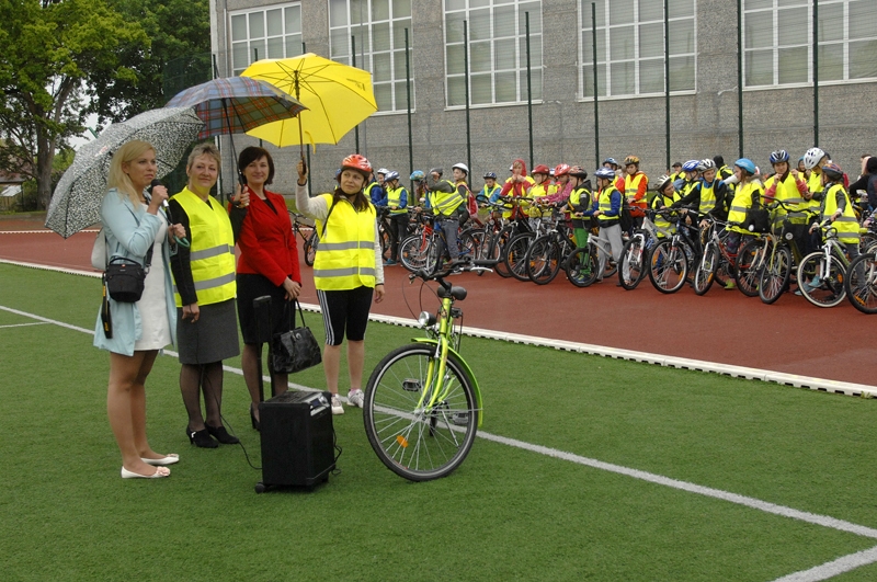Mācību gada noslēgumā Bauskas sākumskolas audzēkņus uzrunā biedrības «Bauskas sākumskolas padome» valdes priekšsēdētāja Linda Tijone (no kreisās), skolas direktore Linuta Ģerģe, LMT biznesa klientu centra «Jelgava» vadītāja Agnese Lūkina un direktores vietniece Inita Nagņibeda. 

Autors: Ivars Bogdanovs