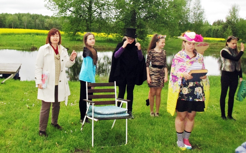 Bauskas sākumskolas audzēkņi uzveda Elzas Stērstes lugu «Lauvas acenes». 
Autors: no bibliotēkas albuma