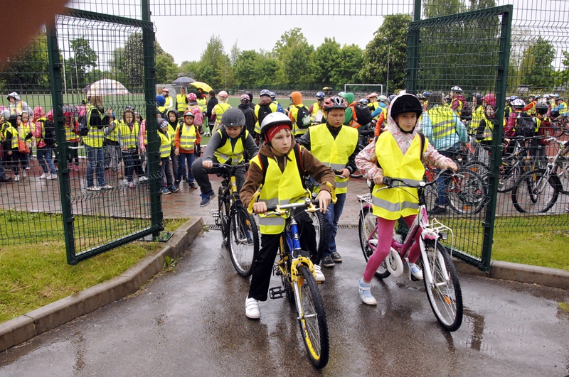 Bauskas sākumskolas audzēkņi garā un nopietnā mācību gada noslēgumā dodas velobraucienā. Izlietojot LMT projektā iegūtos 2000 eiro, skolēniem sagādātas atstarojošās vestes. 
Autors: Ivars Bogdanovs