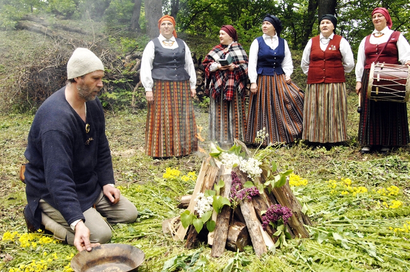 Māris Braže no kopas «Laukam pāri» aizsāk ugunsrituālu, kurā kopā ar Svitenes folkloristiem izdziedāja deviņas spēka dziesmas. 
Autors: Ivars Bogdanovs
