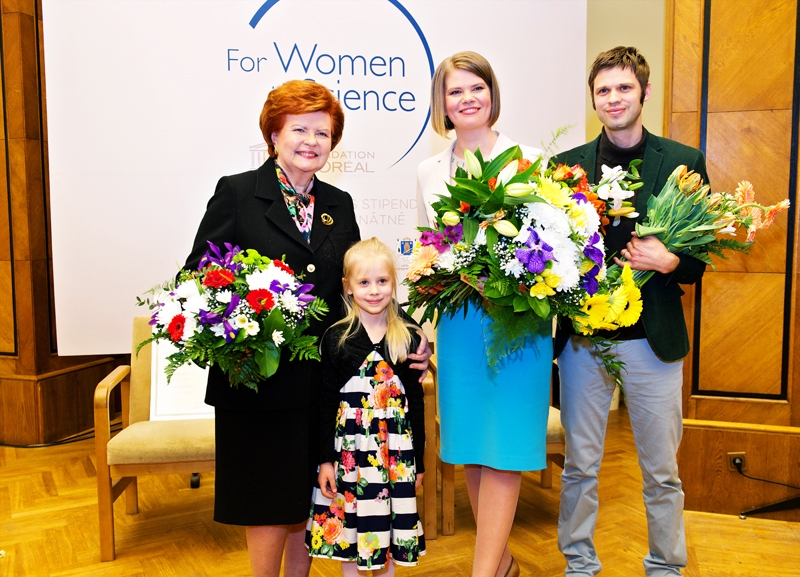 «L’Oreal» stipendiju pasniegšanas ceremonijā ar ģimeni un konkursa patronesi Vairu Vīķi-Freibergu.
Autors: no publicitātes albuma.
