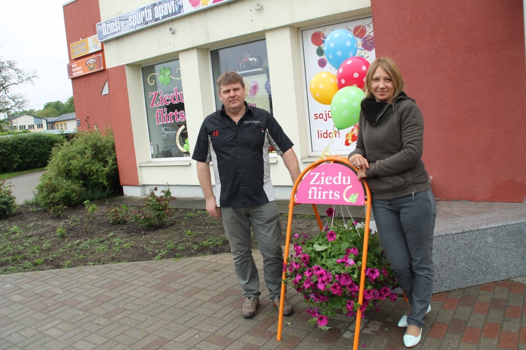 Māris Brigmanis un Ingrīda Ķēbere cer, ka jaunais veikals būs populārs. 
Autors: Uldis Varnevičs
