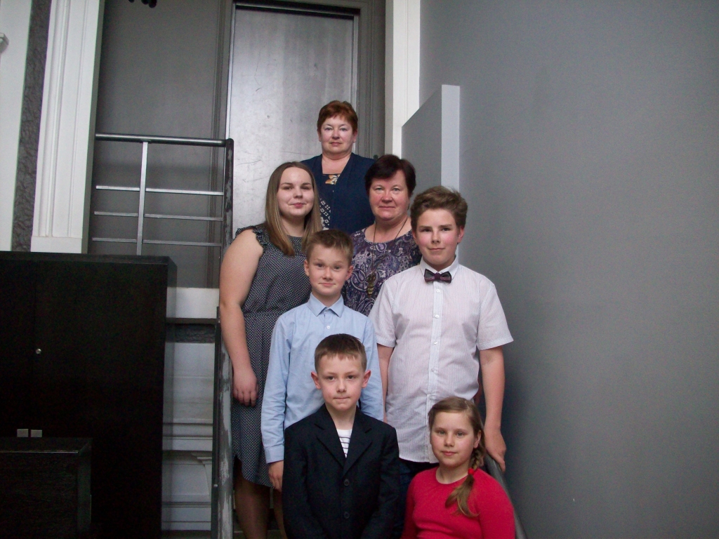 Iecavnieki «Plašā apvāršņa konkursa» finālā Latvijas Nacionālajā bibliotēkā. Pirmajā rindā Artūrs Balodis un Inita Putniņa. Aiz viņiem Henrijs Pļaviņš un Matīss Bolšteins, Elza Strazdiņa, skolotāja Maruta Lasmane un bibliotēkas vadītāja Ludmila Šteinberga (aizmugurē). 

Autors: No albuma.