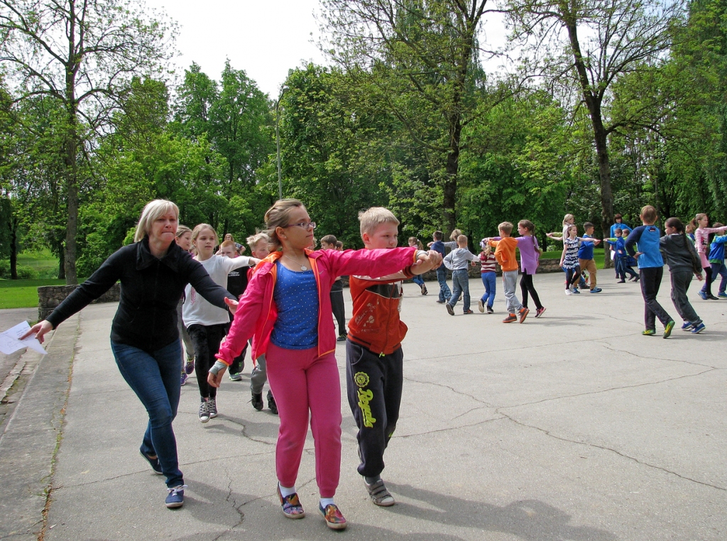 Bauskas sākumskolas dejotājiem izprast pārvietošanos estrādē palīdz deju pedagoģe Aiva Skaldere. 
Autors: Vilnis Auzāns
