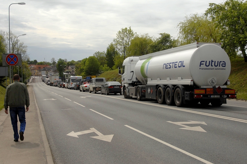 Tranzītielu remonta dēļ mašīnu rindas uz A7 ārpus Bauskas veidojās vairāku kilometru garumā. 

Autors: Ivars Bogdanovs
