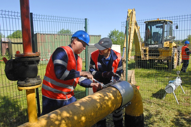 Uzņēmuma «Latvijas Gāze» Bauskas iecirkņa speciālists Modris Namiķis (no labās) un Jānis Skrējāns novērš bojājumus cauruļvadā.

Autors: Ivars Bogdanovs