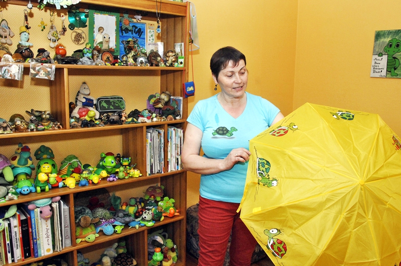 Anita Ozola krāšņo dāvanu saņēmusi no savas meitas Sanitas.
Autors: Ivars Bogdanovs