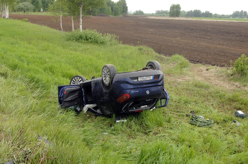 Pēc frontālās sadursmes vieglais automobilis bija aizmests tālu prom no ceļa.
Autors: Ivars Bogdanovs